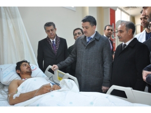 Bakan Pakdemirli, Yaralı Çobanı Hastanede Ziyaret Etti