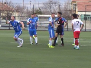 Amatör Maçta Büyük Kovalamaca Ve Kavga