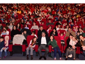 Başkan Can, Çocuklarla Tiyatro Oyunu Seyretti