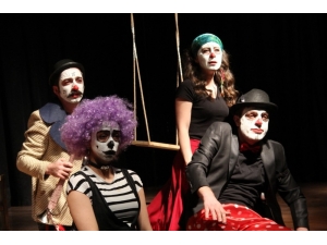 Gugulumdakiler Sahneye Sığmıyor