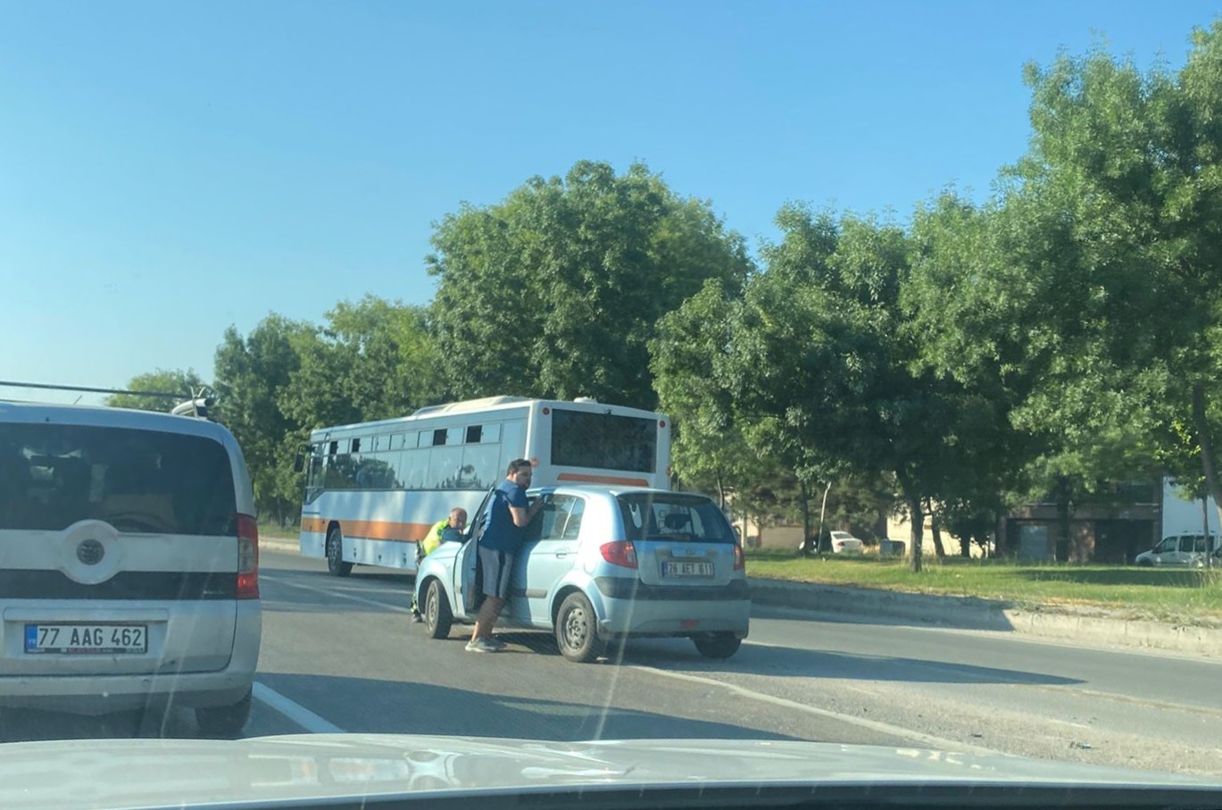 bozulan-araci-polis-iterek-kenara-cekti