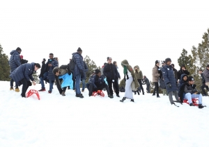 2 Bin Rakımda Kızak Ve Poşetlerle Kaydılar