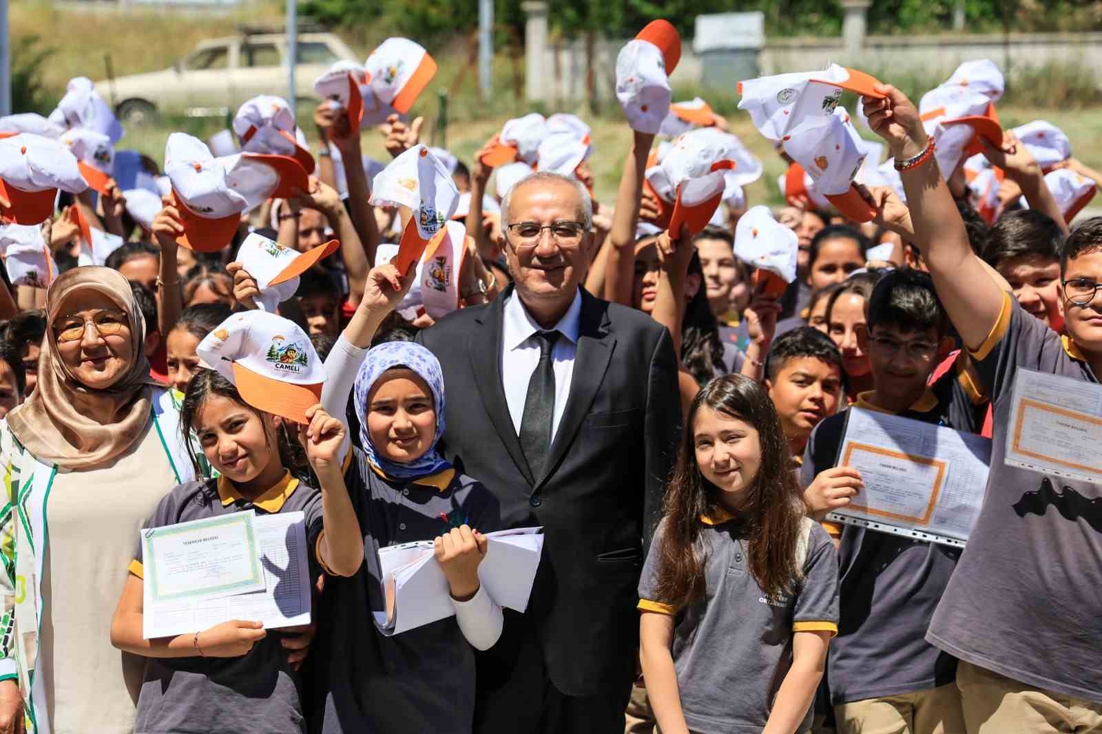 camelili-ogrenciler-karne-sevincini-sirnak-taki-yasitlariyla-birlikte-yasadi