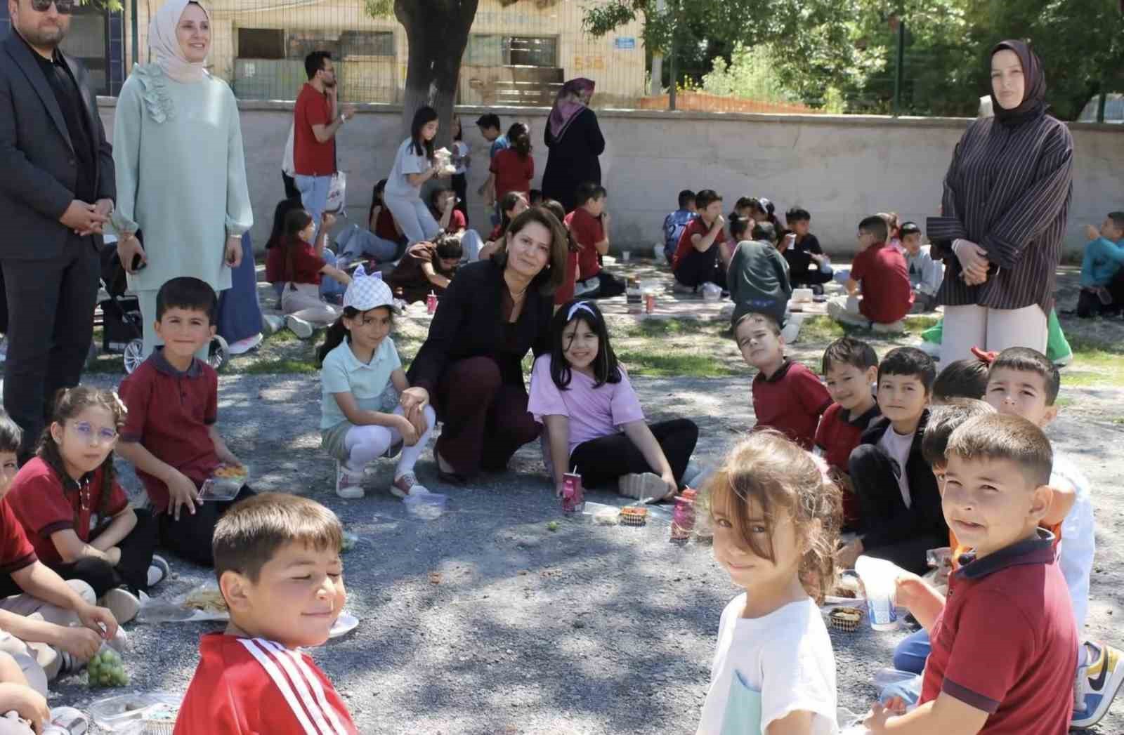 altintas-istiklal-ilkokulu-nda-hayir-carsisi-yogun-ilgi-gordu