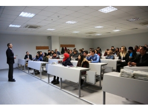 Lise Öğrencileri Üniversite Gezisinde