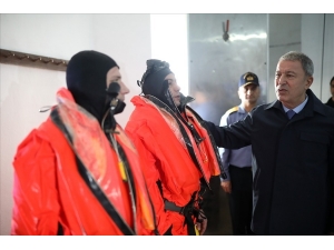 Bakan Akar, Gölcük Tersanesi’ni Ziyaret Etti