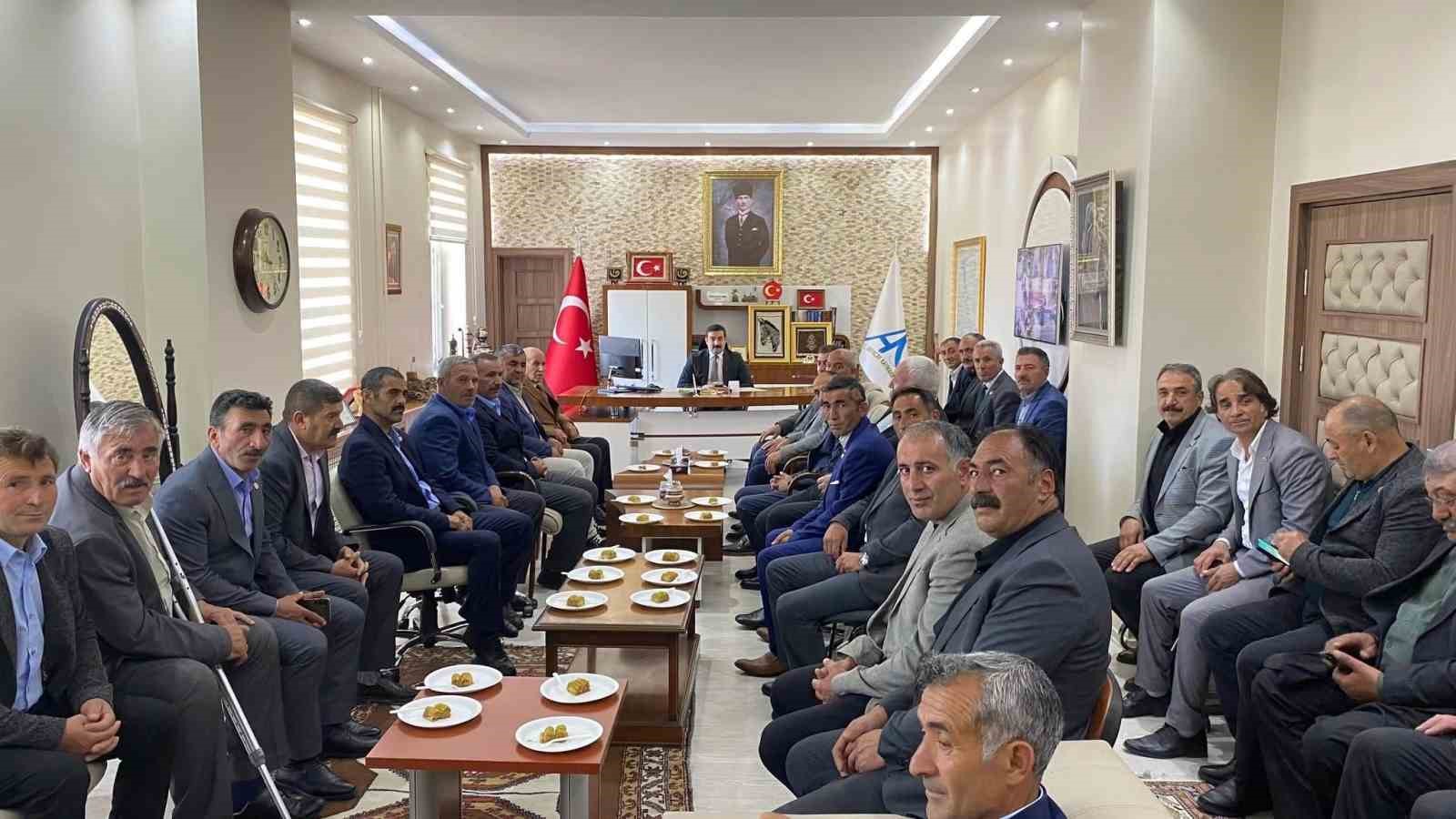 arpacay-da-degerlendirme-toplantisi-kaymakam-akkoz-muhtarlarin-taleplerini-dinledi