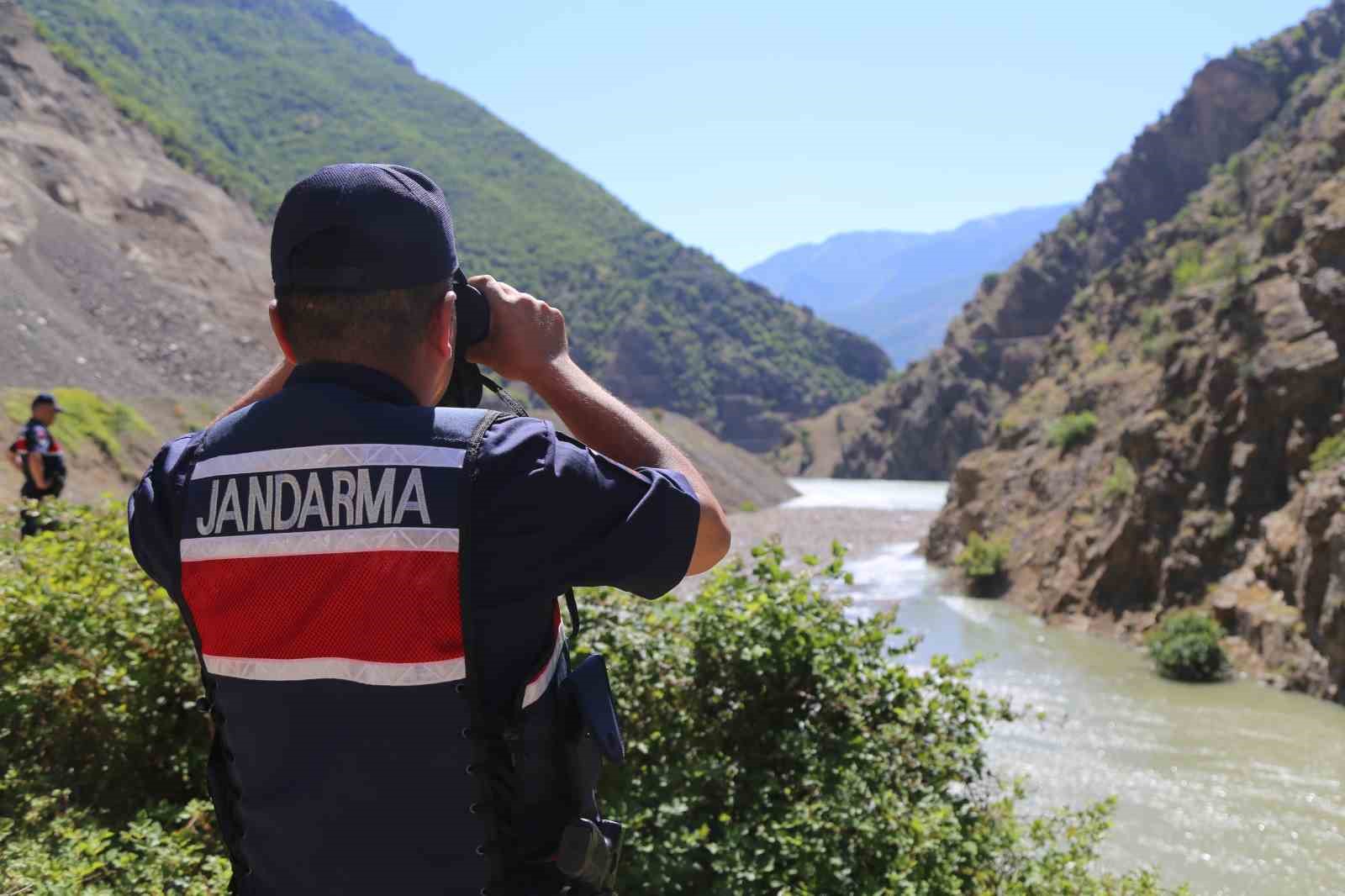 artvin-in-savsat-deresi-nde-kayip-baba-ve-oglunu-arama-calismalari-suruyor