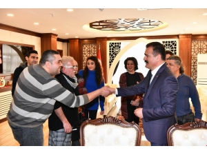 Tiyatro Oyuncularından Vali Akbıyık’a Ziyaret