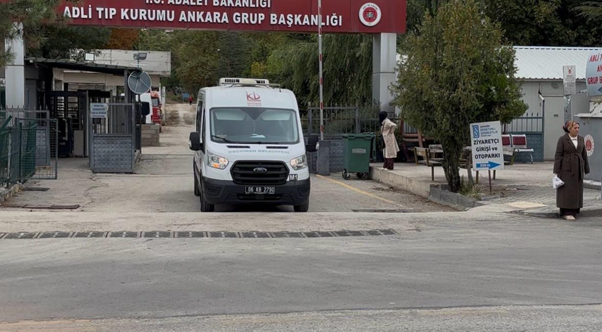 ankara-da-motosiklet-2-otomobille-carpisti-1-olu-1-i-cocuk-2-yarali