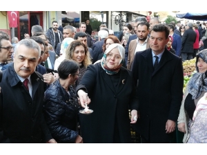 Bakan Selçuk Baba Ocağında Pazar Alışverişi Yaptı, Esnafı Dinledi