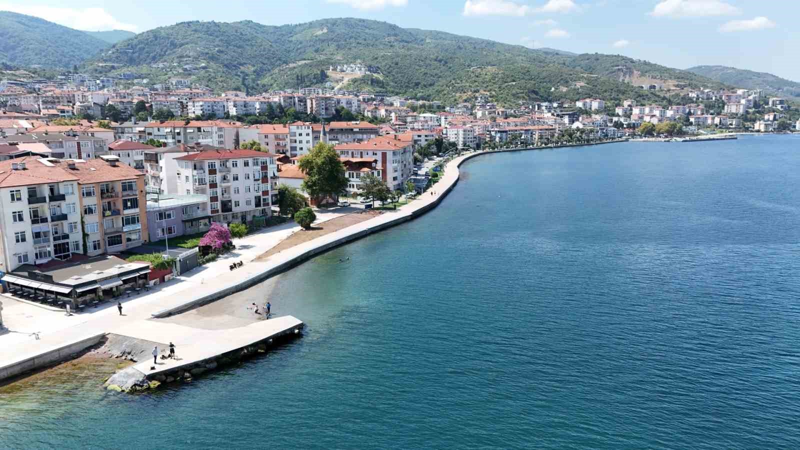 golcuk-degirmendere-sahiline-200-metrelik-dalgakiran-insa-edildi
