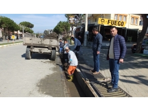 Burhaniye’de Su Baskınlarını Önlemek İçin Menfezler Temizleniyor