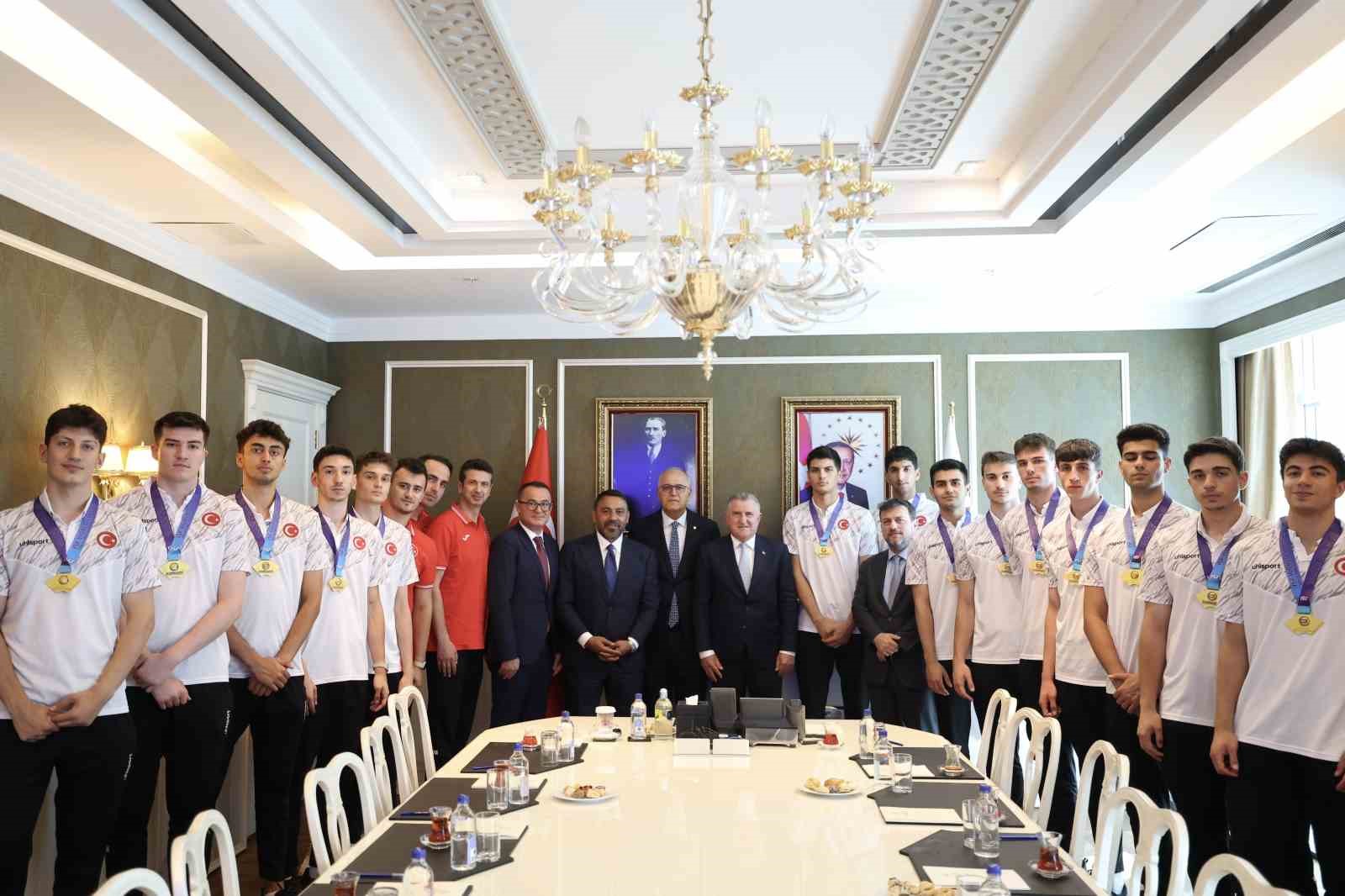 bakan-bak-istikrarli-basarilarla-voleybol-ulkesi-haline-geldik