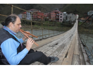 Unutulan Enstrümanları Hem Yapıyor Hem De Çalıyor