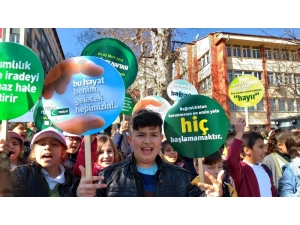 Minikler Sloganlarıyla Farkındalık Oluşturdu
