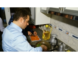 Ak Partili Belediye Başkan Adayı Öğrenci Evinde Menemen Yaptı