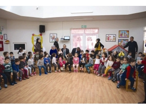 Minik Öğrenciler Hacivat Ve Karagöz Oyunu İle Türkçe’ye Sahip Çıktılar