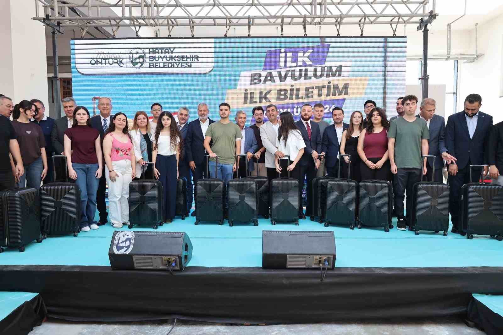 hatay-buyuksehir-belediyesi-universite-ogrencilerini-bavul-ve-yol-destegiyle-ugurladi