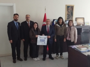 Öğrenciler, Kendi Elleriyle Yaptıkları Bez Çantaları Dağıttı