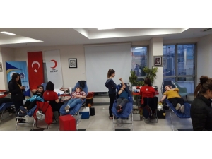 Üniversiteli Kızlardan Kan Bağışı Rekoru