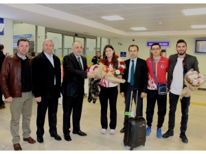 Avrupa Şampiyonu Nisanur’a Havaalanında Çiçeklerle Karşılandı