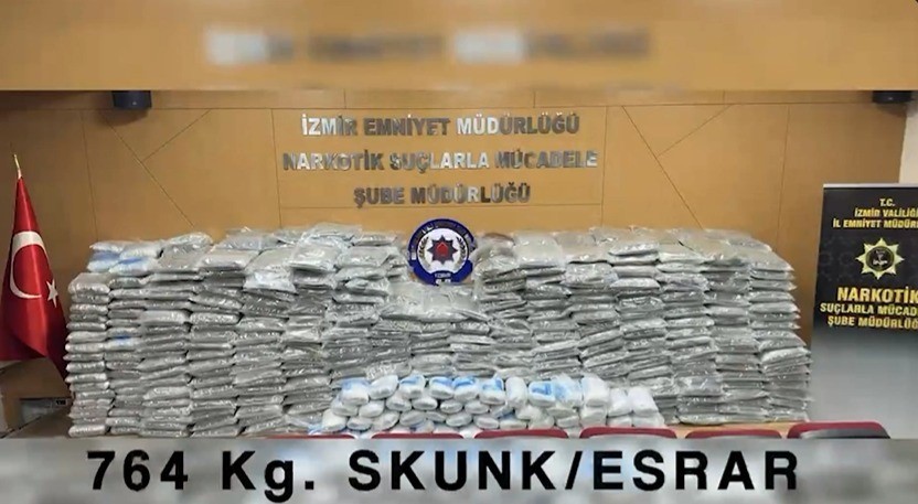 izmir-de-duzenlenen-operasyonda-764-kilogram-uyusturucu-madde-ele-gecirildi