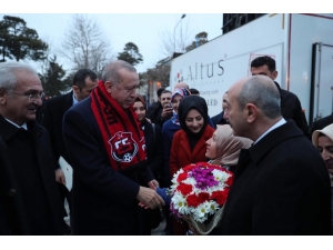 Cumhurbaşkanı Erdoğan, Erzincanlı Milli Kayakçıyı Külliyeye Davet Etti