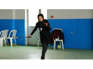 Hevesle Başladıkları Badminton Tutkuları Oldu