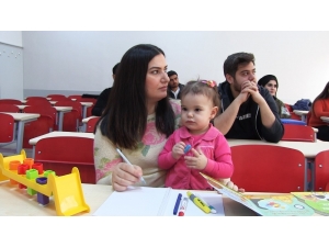 Kucağında Çocuğu Elinde Kalemi İle Okul Sıralarında