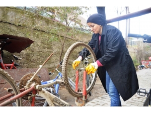 Bisiklet Tamiri İçin Eşine Yardımcı Olan Kadın, Usta Oldu