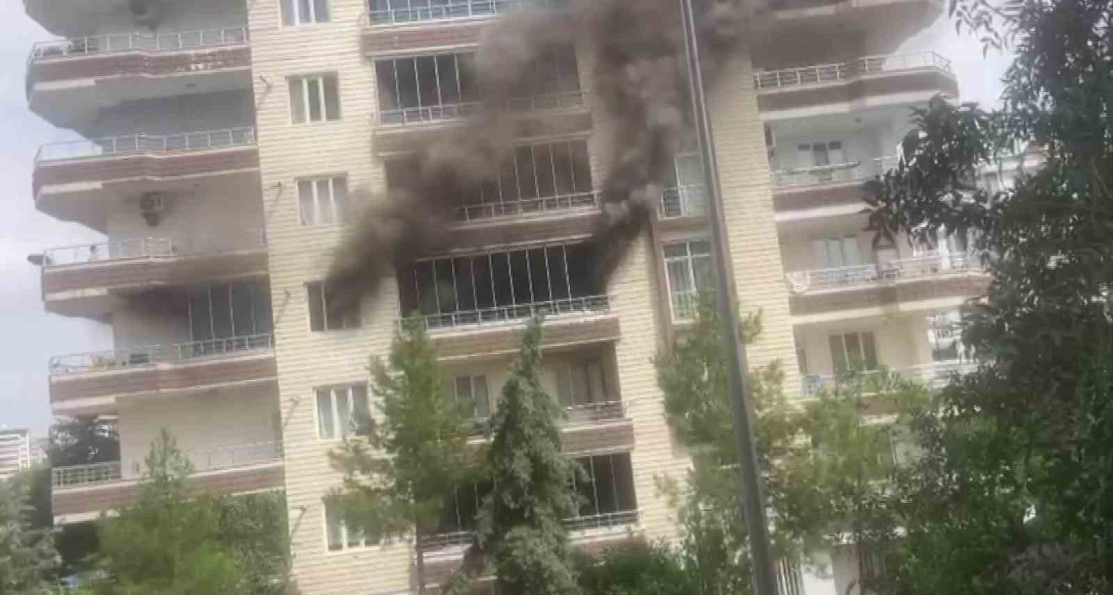 diyarbakir-da-korkutan-yangin-mahsur-kalan-cocuklar-itfaiye-merdiveni-ile-kurtarildi