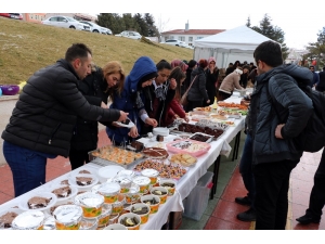 Okulları Yararına Kermes Açtılar