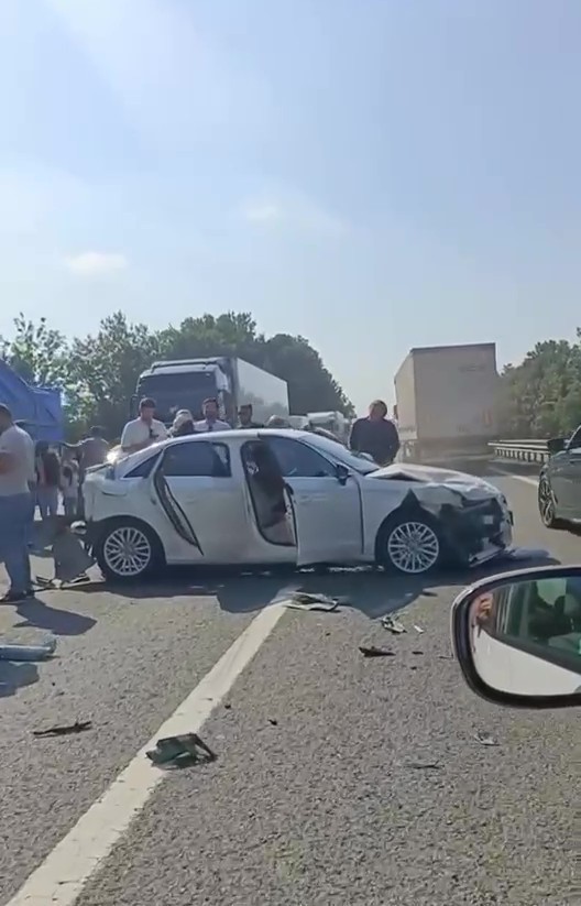kocaeli-de-iki-ayri-noktada-8-arac-zincirleme-kazaya-karisti