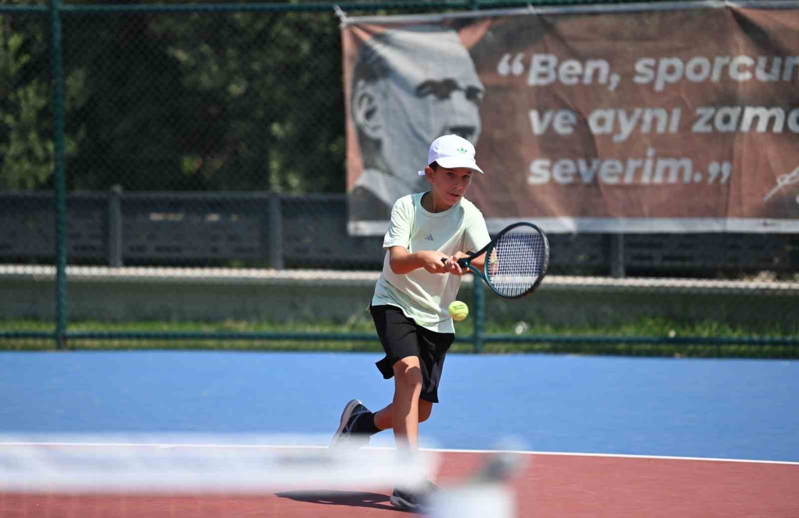 kusadasi-tenis-kulubu-nde-ulusal-turnuva-heyecani-yasanmaya-basladi