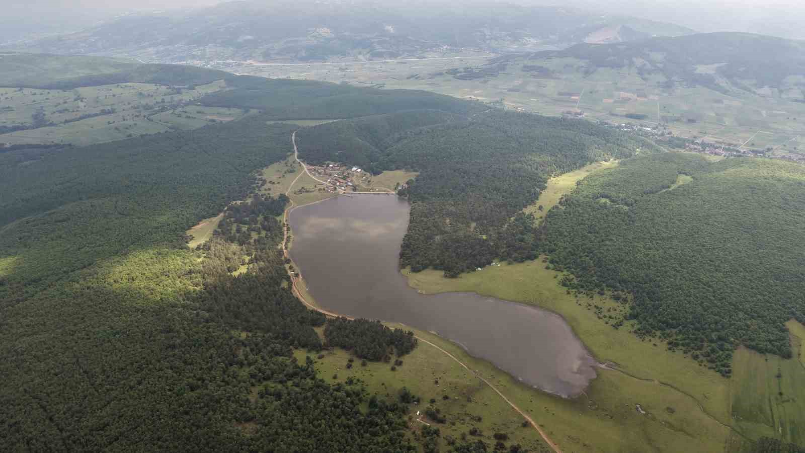 yagislar-goleti-doldurdu-yayla-yolu-su-altinda-kaldi
