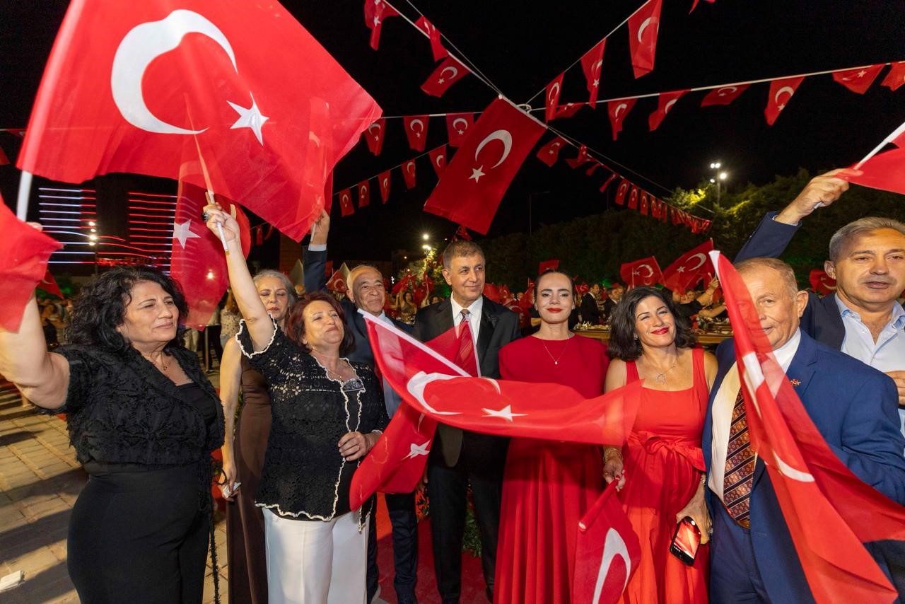 kurtulusun-104-uncu-yil-coskusu-9-eylul-resepsiyonu-ile-basladi