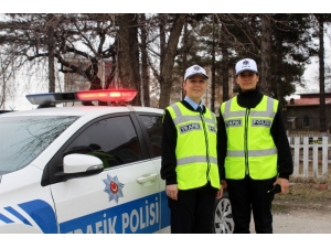 Evde Anne, İş Yerinde Trafik Polisi