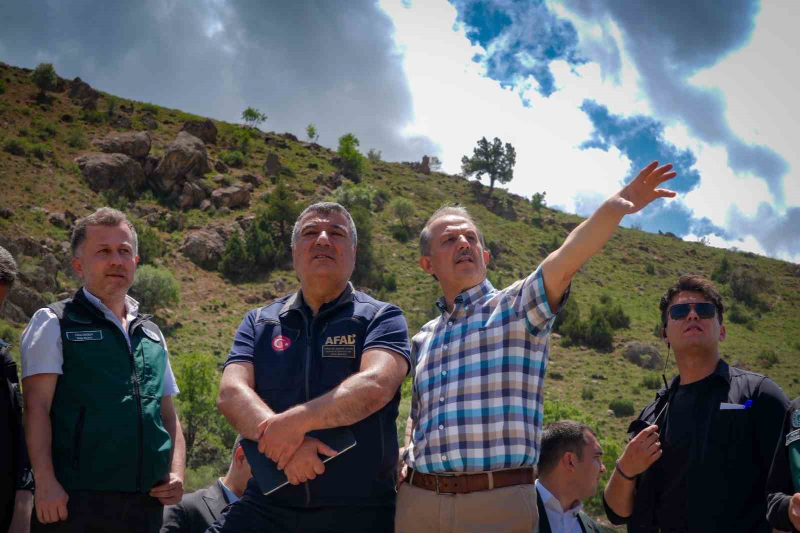 uzman-ekipler-heyelan-alanini-inceledi