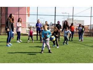 Manisa Kız Yurdu Öğrencileri, Minik Yüreklere Dokunuyor