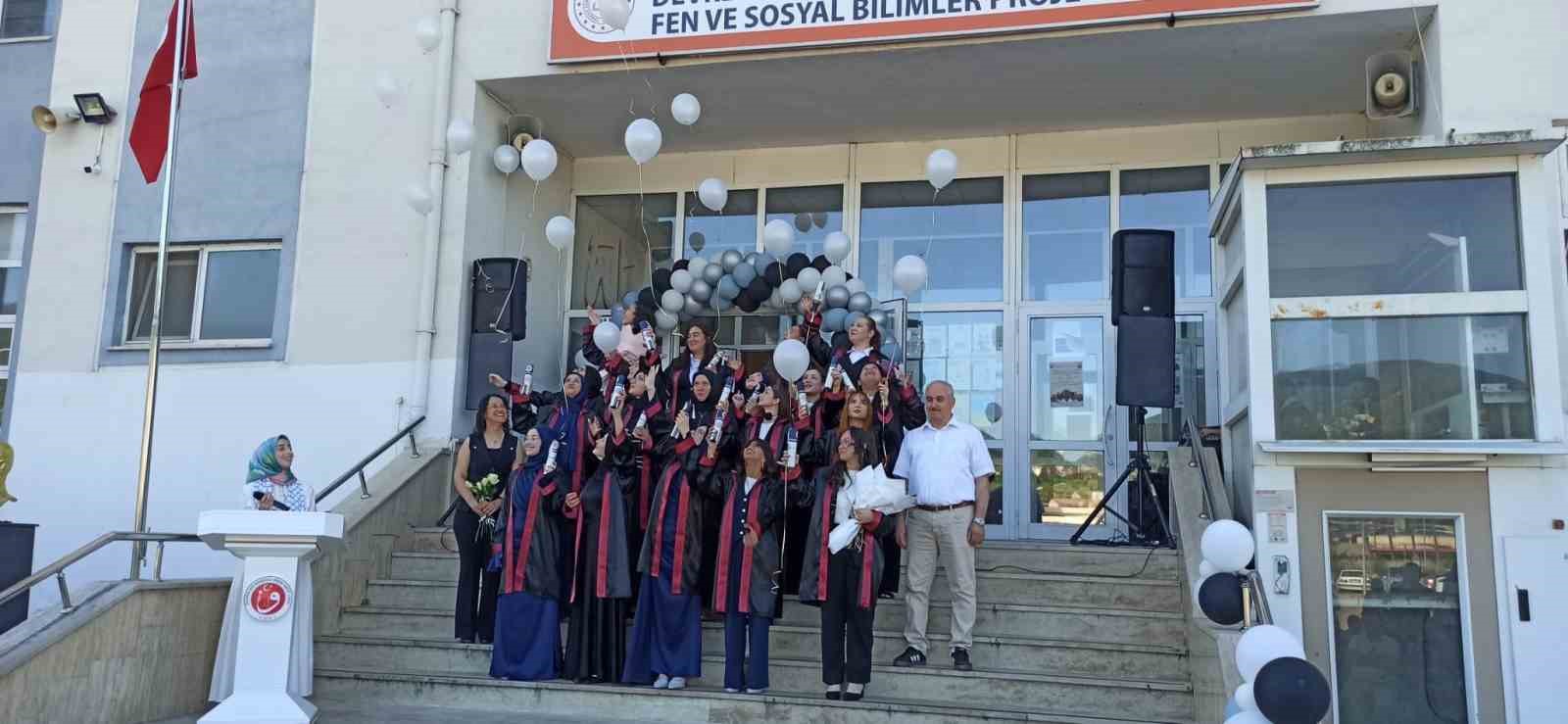 devrek-te-imam-hatiplilerden-mezuniyet-sevinci