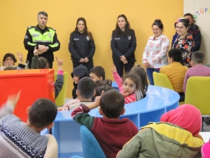 Polisler Tarafından Öğrencilere Güvenlik Ve Trafik Eğitimi Verildi