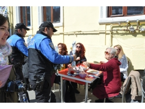 Kars’ta Polis 8 Mart’ta Karanfil Ve Broşür Dağıttı