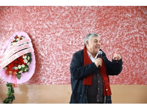 Sarıyer Belediye Başkanı Şükrü Genç, Dünya Kadınlar Günü’nde Karanfil Dağıttı