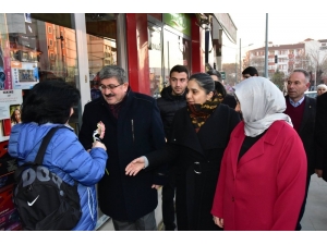 Başkan Can, Sabahın İlk Saatlerinde Kadınlara Çiçek Verdi