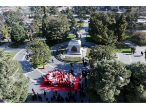 Kadınlar Gökyüzüne Ay-yıldızlı Balonlar Bıraktı