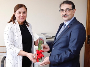 Bakan Dönmez Kadın Personelin Kadınlar Günü’nü Kutladı