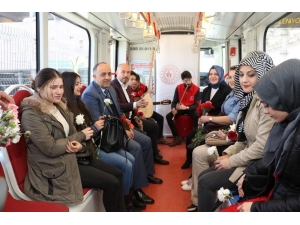 Gençler, Kadınlar İçin Tramvayda Şarkı Söyledi