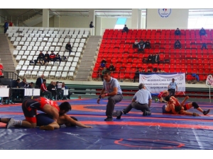 Türkiye Gençler Serbest Güreş Şampiyonası Başladı