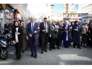 İsmet Yıldırım, Dünya Kadınlar Günü’nde Kadınlara Karanfil Dağıttı